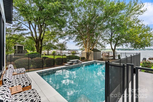 8250 Peninsula Lane, Sherrills Ford, NC 28673