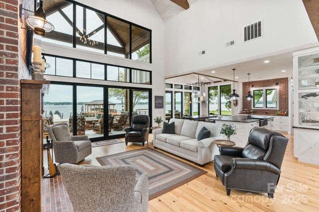 8250 Peninsula Lane, Sherrills Ford, NC 28673