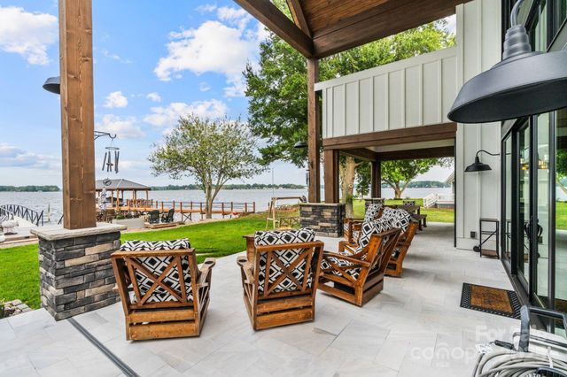 8250 Peninsula Lane, Sherrills Ford, NC 28673