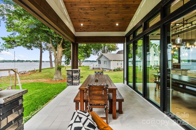 8250 Peninsula Lane, Sherrills Ford, NC 28673