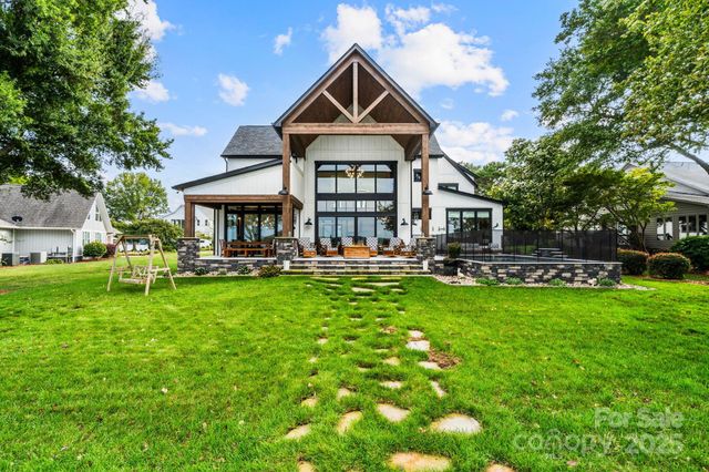 8250 Peninsula Lane, Sherrills Ford, NC 28673