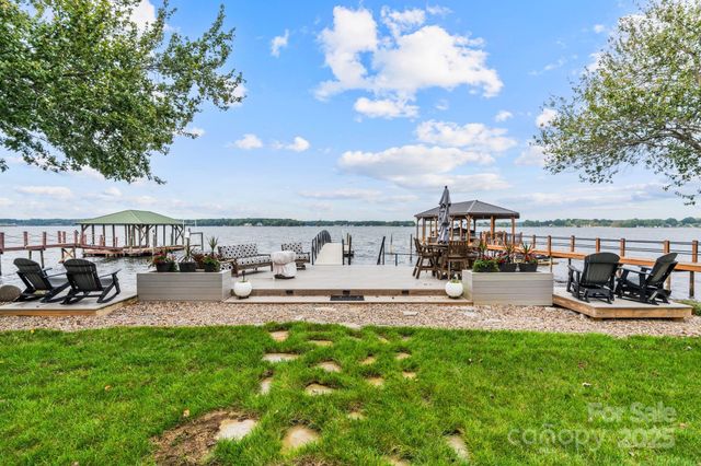 8250 Peninsula Lane, Sherrills Ford, NC 28673