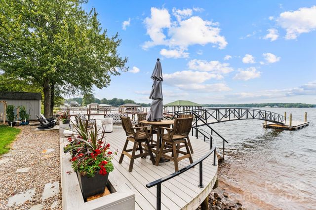 8250 Peninsula Lane, Sherrills Ford, NC 28673