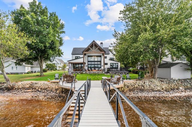 8250 Peninsula Lane, Sherrills Ford, NC 28673