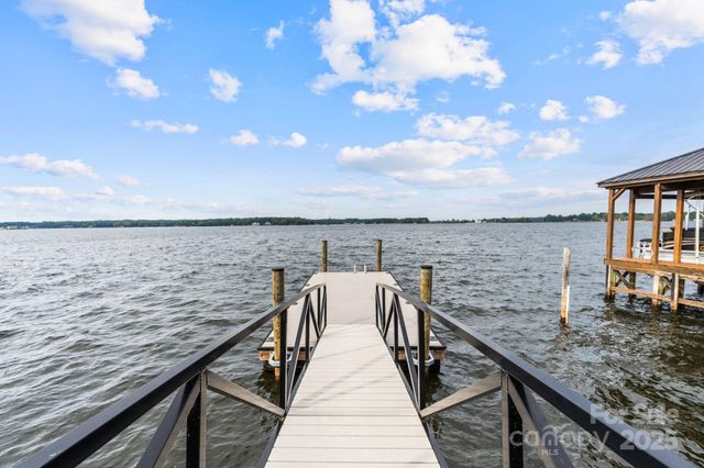 8250 Peninsula Lane, Sherrills Ford, NC 28673