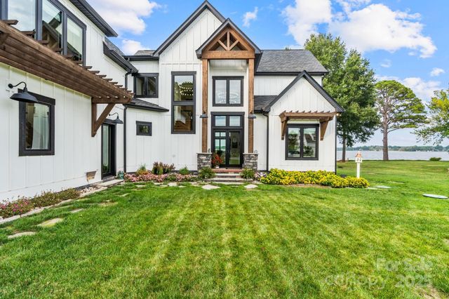 8250 Peninsula Lane, Sherrills Ford, NC 28673