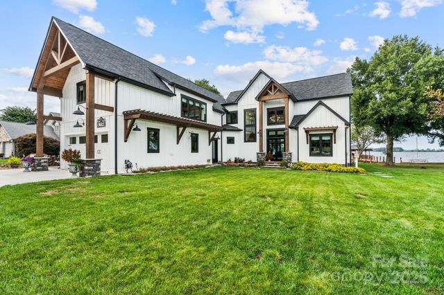 8250 Peninsula Lane, Sherrills Ford, NC 28673