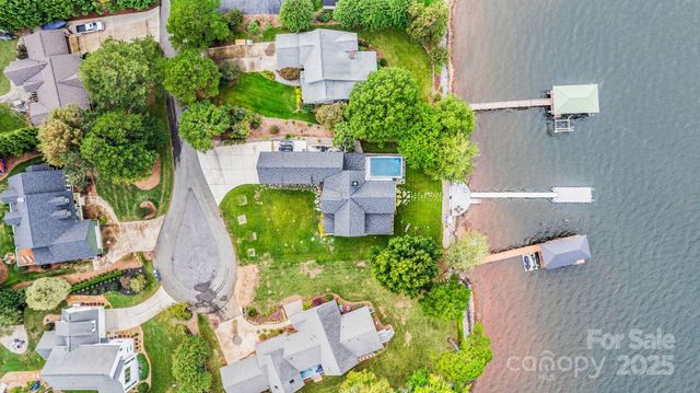 8250 Peninsula Lane, Sherrills Ford, NC 28673