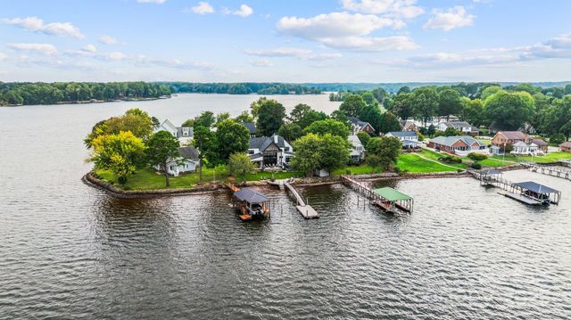 8250 Peninsula Lane, Sherrills Ford, NC 28673