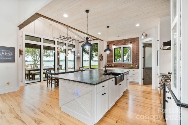 8250 Peninsula Lane, Sherrills Ford, NC 28673