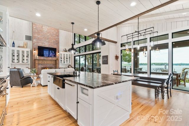 8250 Peninsula Lane, Sherrills Ford, NC 28673