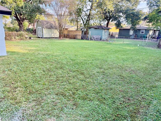 3304 Tanglebriar Drive, Pasadena, TX 77503