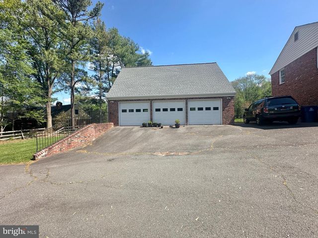 703 KENTLAND DR, Great Falls, VA 22066