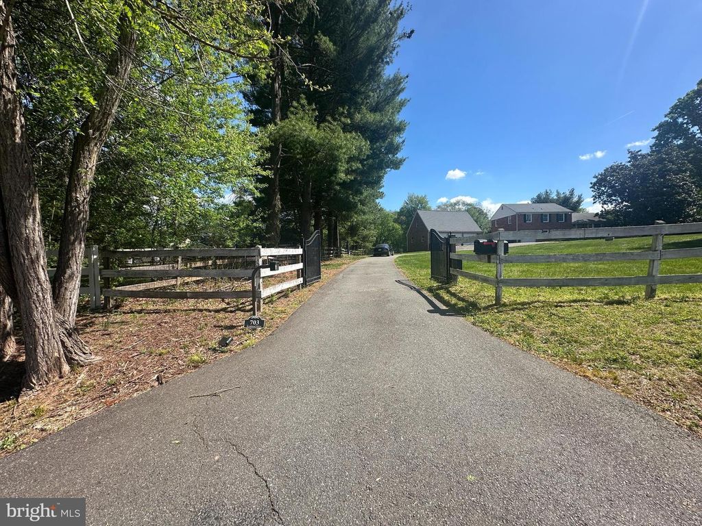 703 KENTLAND DR, Great Falls, VA 22066