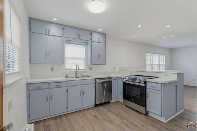 2011 SW Stone AVE, Topeka, KS 66604