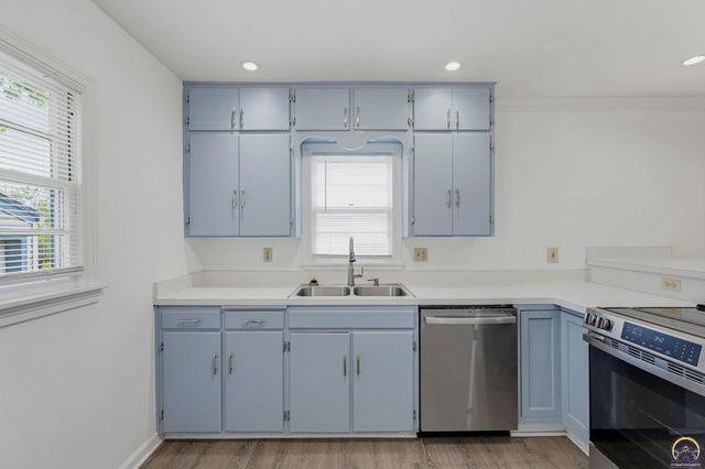 2011 SW Stone AVE, Topeka, KS 66604