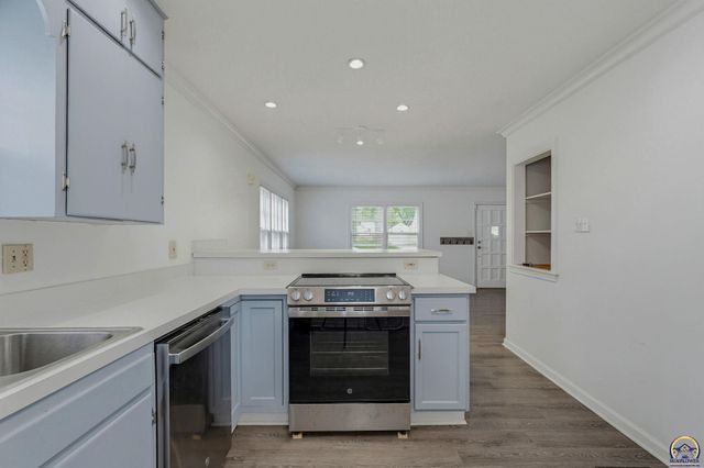 2011 SW Stone AVE, Topeka, KS 66604