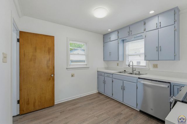 2011 SW Stone AVE, Topeka, KS 66604