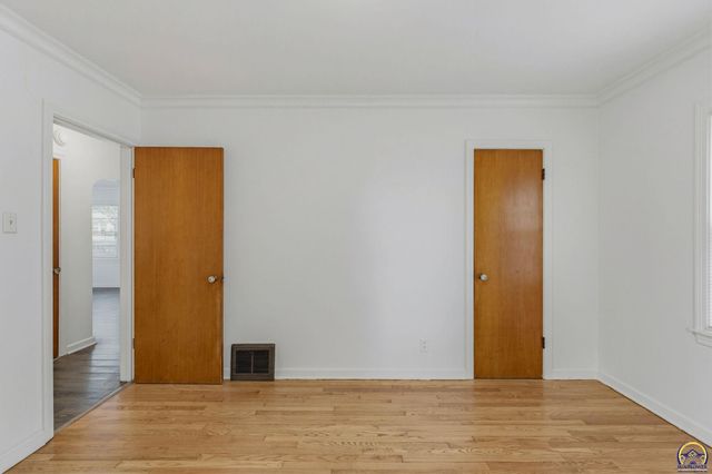 2011 SW Stone AVE, Topeka, KS 66604