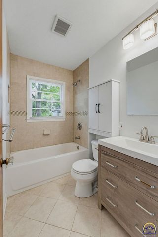 2011 SW Stone AVE, Topeka, KS 66604