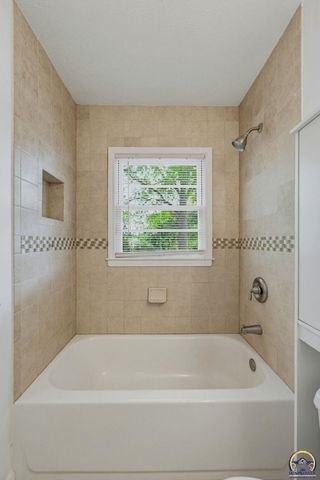 2011 SW Stone AVE, Topeka, KS 66604