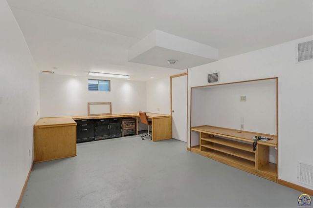 2011 SW Stone AVE, Topeka, KS 66604