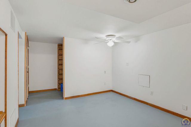 2011 SW Stone AVE, Topeka, KS 66604