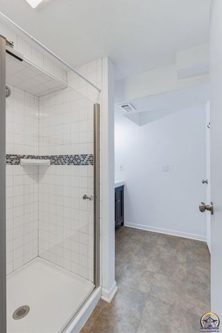 2011 SW Stone AVE, Topeka, KS 66604