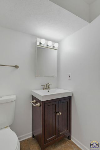 2011 SW Stone AVE, Topeka, KS 66604