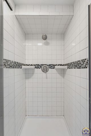 2011 SW Stone AVE, Topeka, KS 66604