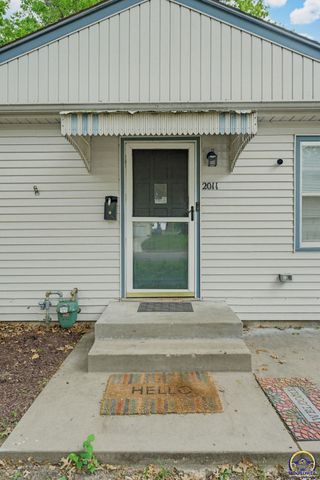 2011 SW Stone AVE, Topeka, KS 66604
