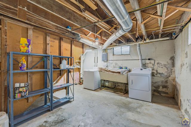 2011 SW Stone AVE, Topeka, KS 66604