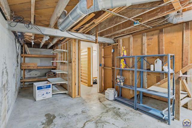 2011 SW Stone AVE, Topeka, KS 66604