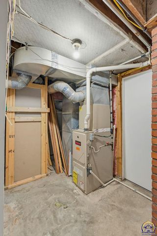 2011 SW Stone AVE, Topeka, KS 66604