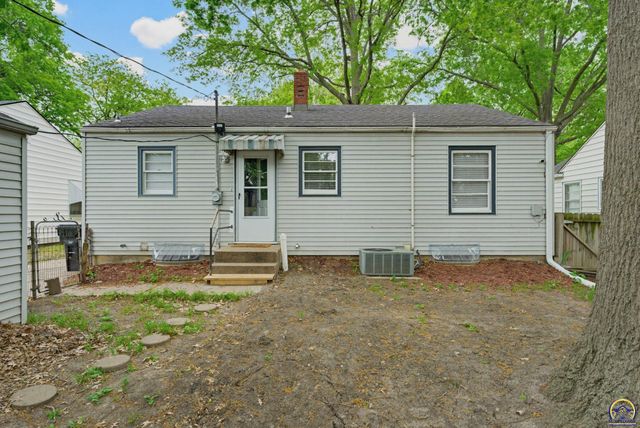 2011 SW Stone AVE, Topeka, KS 66604