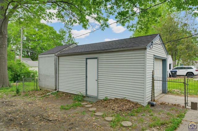 2011 SW Stone AVE, Topeka, KS 66604