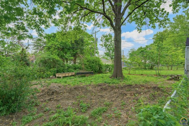 2011 SW Stone AVE, Topeka, KS 66604