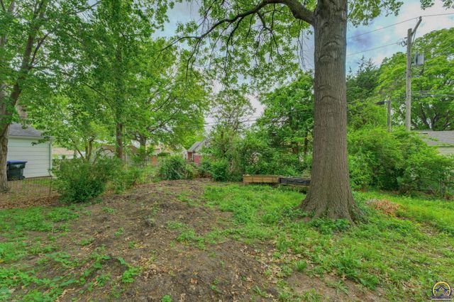 2011 SW Stone AVE, Topeka, KS 66604