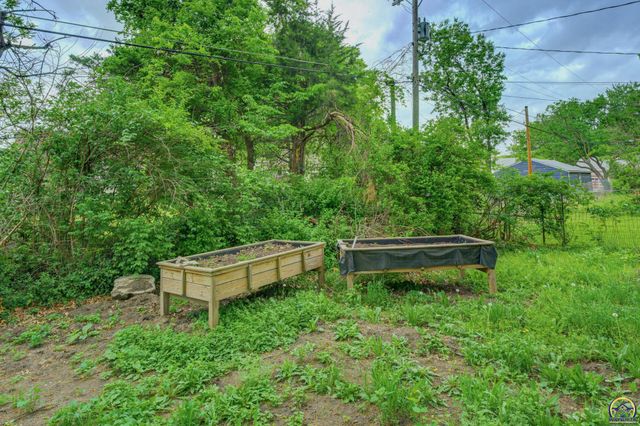 2011 SW Stone AVE, Topeka, KS 66604