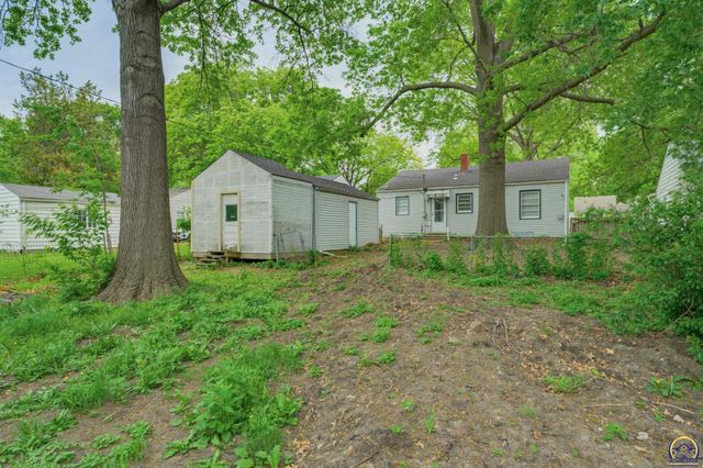 2011 SW Stone AVE, Topeka, KS 66604