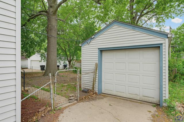 2011 SW Stone AVE, Topeka, KS 66604