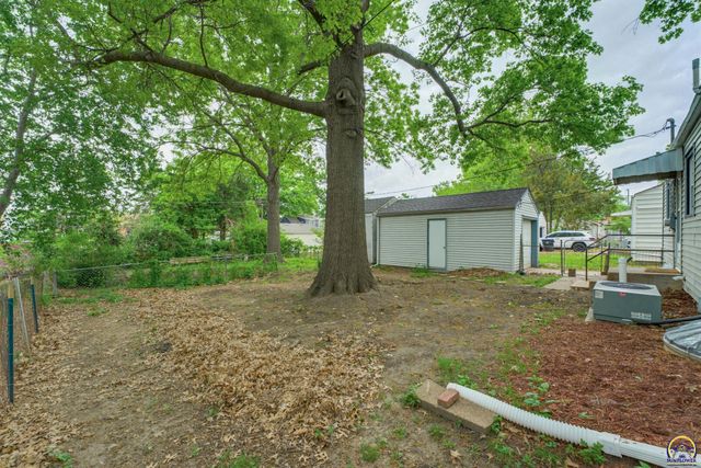 2011 SW Stone AVE, Topeka, KS 66604