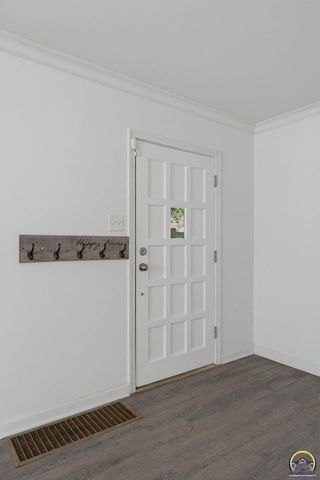 2011 SW Stone AVE, Topeka, KS 66604