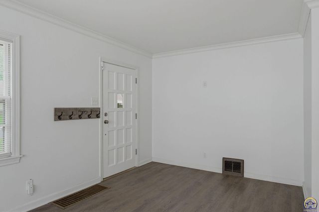 2011 SW Stone AVE, Topeka, KS 66604