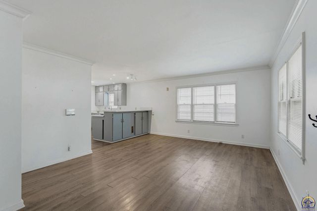 2011 SW Stone AVE, Topeka, KS 66604