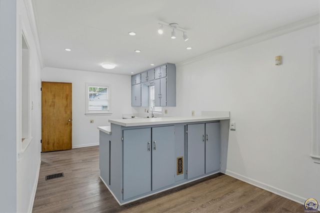 2011 SW Stone AVE, Topeka, KS 66604