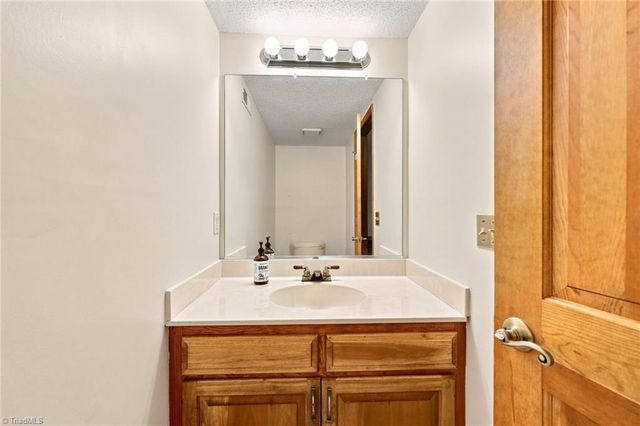 413 Hollinswood Avenue, Winston-salem, NC 27103