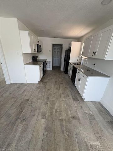 5560 Longleaf DR, North Fort Myers, FL 33917