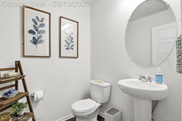1592 Beachwood Drive, Walled Lake, MI 48390