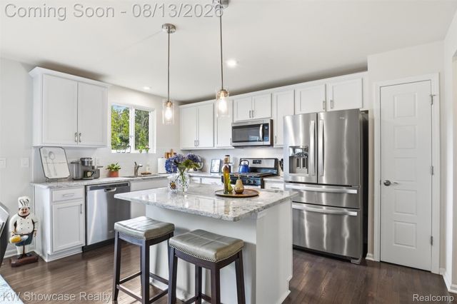 1592 Beachwood Drive, Walled Lake, MI 48390
